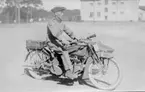 Motorcykel MC Excelsior 1000 cc, årsmodell 1918. Soldat i uniform m/10, I 12. Förmodligen i Jönköping.