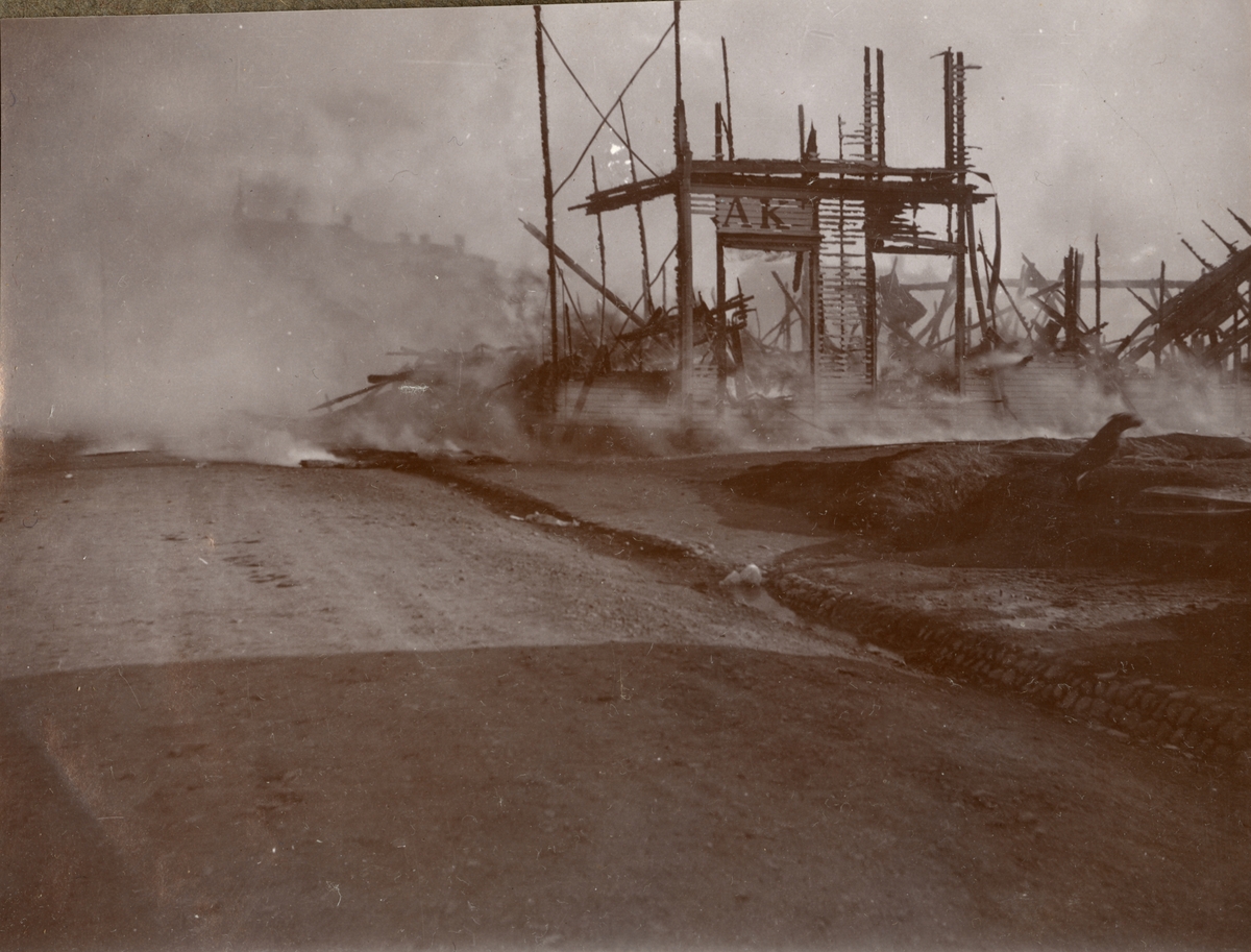 Text i fotoalbum: "Den stora branden i Umeå. Ej mycket kvar".