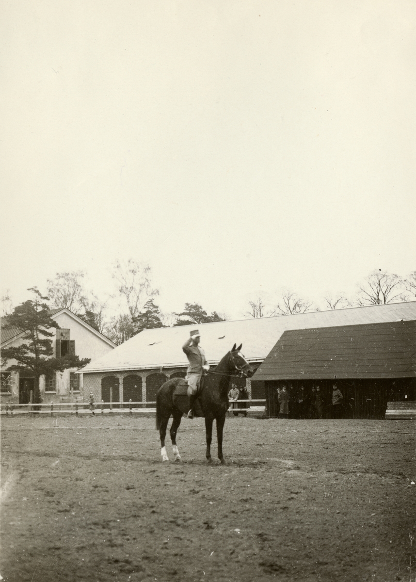 Text i fotoalbum: "Officersaspirantskolan 1925-1926. Kapten Dyrsch på Santa Lucia efter genomfört prisridningsprogram".