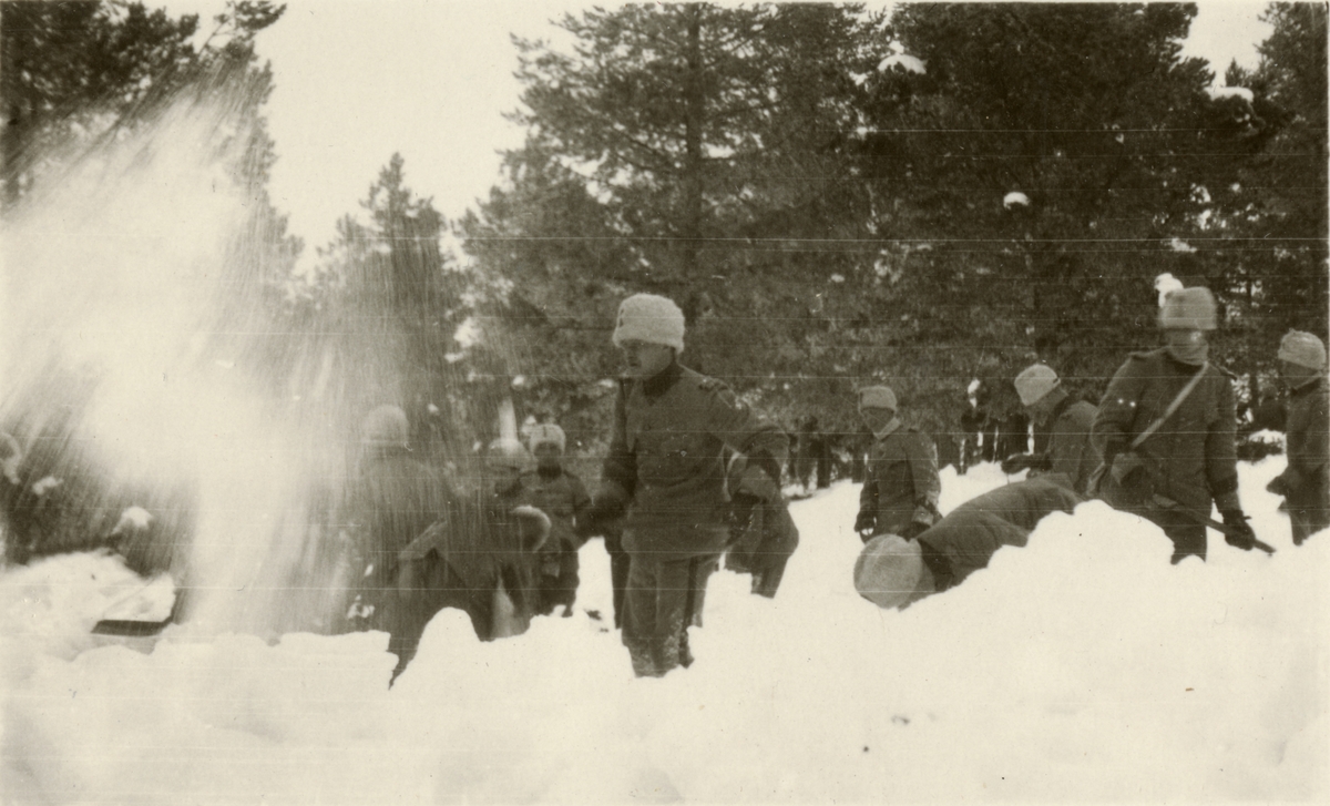 Text i fotoalbum: "De härliga veckorna i Björnänge togo slut och så började en ansträngande  vecka i Östersundstrakten där vi deltog i den stora vintermanövren. Snö bivacker grävas".