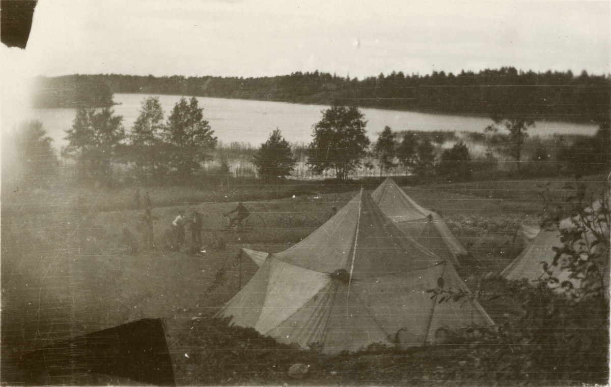 Text i fotoalbum: "Vägarbete på Ingarö. Lägret".