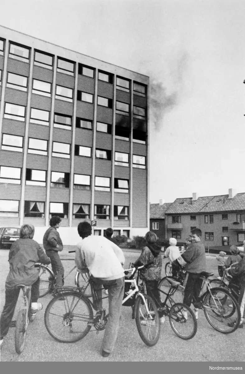 Brann i boligblokk i Kristiansund. Bildet er fra avisa Tidens Krav sitt arkiv i tidsrommet 1970-1994. Nå i Nordmøre museums fotosamling.