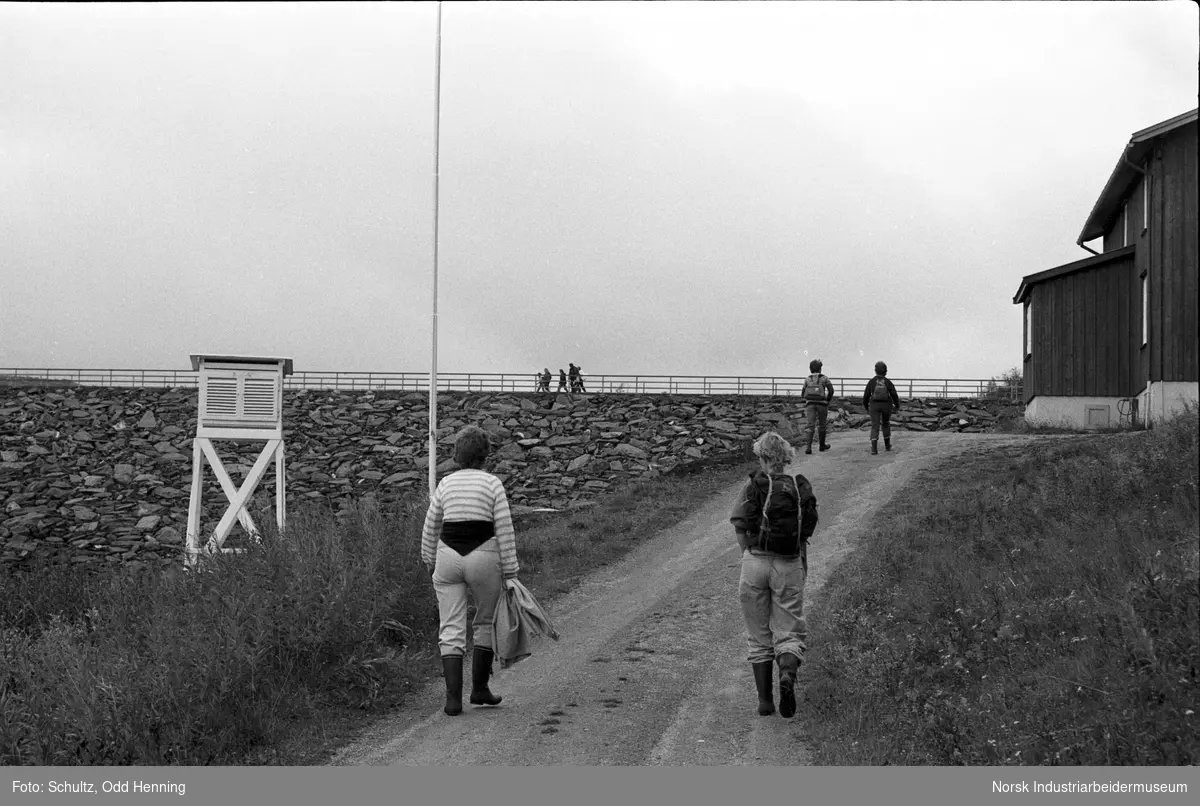 Deltagere under Hydromarsjen 1983 går opp mot Møsvannsdammen.