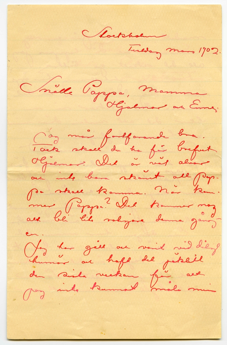 Brev 1902-03 från John Bauer till Emma, Joseph, Hjalmar och Ernst Bauer, bestående av fyra sidor skrivna på framsidan av ett vikt pappersark. Huvudsaklig skrift handskriven med rött bläck. 
.
BREVAVSKRIFT:
.
[Sida 1]
Stockholm
Tistdag mars 1902
Snälla Pappa, Mamma
Hjalmar och Enne.
Jag mår fortfarande bra.
Tack skall du ha för brefvet
Hjalmar. Det är väl alvar 
och inte bara skämt att Pap-
pa skall komma. När kom-
mer Pappa? Det kommer nog 
att bli lite roligare denna gång – 
en.
Jag har gått och varit vid dåligt
humör och haft det jäklit
den sista veckan för att
jag inte kunnat måla min
.
[Sida 3]
modell, men vi får en ny
i morron och då hoppas jag
att det skall gå bätre.
Förbundets utställning har öpp-
nats i dag. Där finns [överskrivet: tt] en hel
massa bra saker så nu 
blir det att vistas där minst 
en timma dagligen
Anatomien är invecklad
Jag har i [överstruken stapel på n] synnerhet svårt för
de [inskrivet: alla] latinska namnen. Jag blan-
da ihop dem i en röra –
Nu har jag ingenting annat
att skrifva om än vädret.
Ena dagen tror man det
är vår, solsken och ljumt.
Andra dagen är det snöstorm
och 12 gr. kallt. Så har 
det bytt om nu ett par 
.
[Sida 4]
gånger.
Hälsningar
till alla
John.