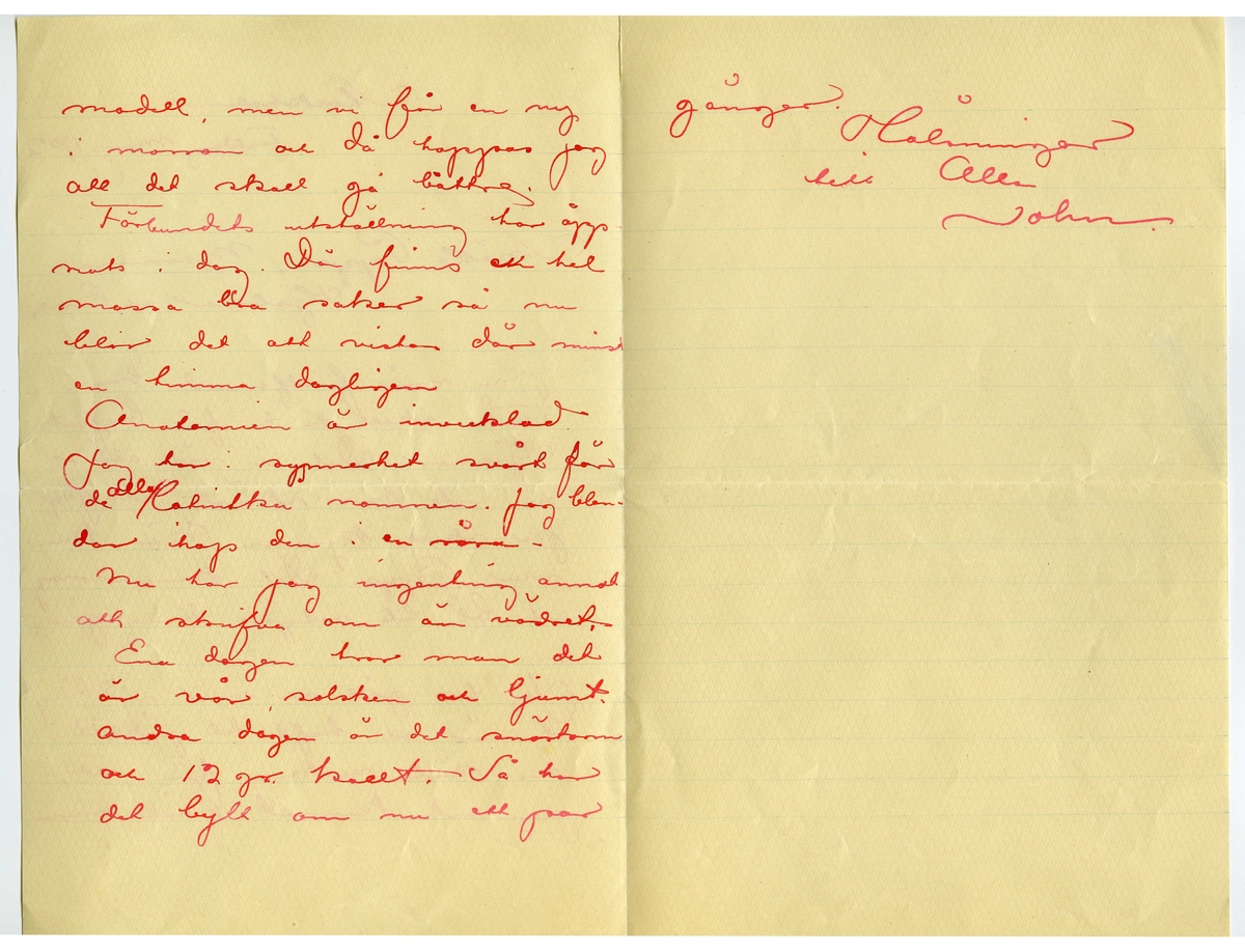 Brev 1902-03 från John Bauer till Emma, Joseph, Hjalmar och Ernst Bauer, bestående av fyra sidor skrivna på framsidan av ett vikt pappersark. Huvudsaklig skrift handskriven med rött bläck. 
.
BREVAVSKRIFT:
.
[Sida 1]
Stockholm
Tistdag mars 1902
Snälla Pappa, Mamma
Hjalmar och Enne.
Jag mår fortfarande bra.
Tack skall du ha för brefvet
Hjalmar. Det är väl alvar 
och inte bara skämt att Pap-
pa skall komma. När kom-
mer Pappa? Det kommer nog 
att bli lite roligare denna gång – 
en.
Jag har gått och varit vid dåligt
humör och haft det jäklit
den sista veckan för att
jag inte kunnat måla min
.
[Sida 3]
modell, men vi får en ny
i morron och då hoppas jag
att det skall gå bätre.
Förbundets utställning har öpp-
nats i dag. Där finns [överskrivet: tt] en hel
massa bra saker så nu 
blir det att vistas där minst 
en timma dagligen
Anatomien är invecklad
Jag har i [överstruken stapel på n] synnerhet svårt för
de [inskrivet: alla] latinska namnen. Jag blan-
da ihop dem i en röra –
Nu har jag ingenting annat
att skrifva om än vädret.
Ena dagen tror man det
är vår, solsken och ljumt.
Andra dagen är det snöstorm
och 12 gr. kallt. Så har 
det bytt om nu ett par 
.
[Sida 4]
gånger.
Hälsningar
till alla
John.