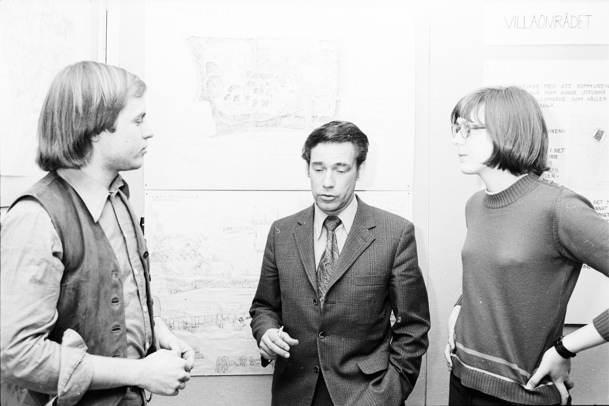 Lundin och Blomqvist redogör för en övningsuppgift gällande förslag till gestaltning av Järnvägsparken för kommunstyrelsens ordförande, Tierp, Uppland 1973