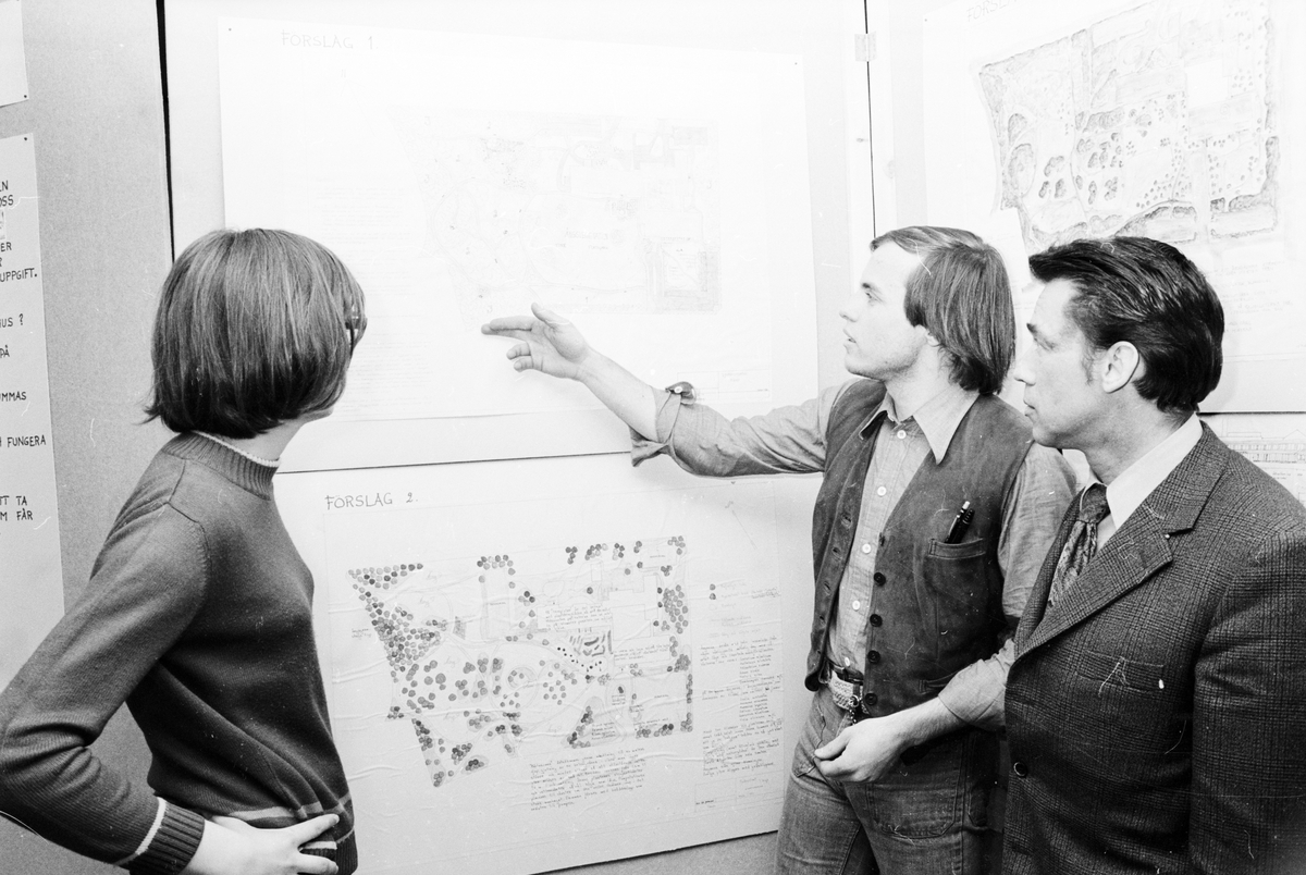 Lundin och Blomqvist redogör för en övningsuppgift gällande förslag till gestaltning av Järnvägsparken för kommunstyrelsens ordförande, Tierp, Uppland 1973