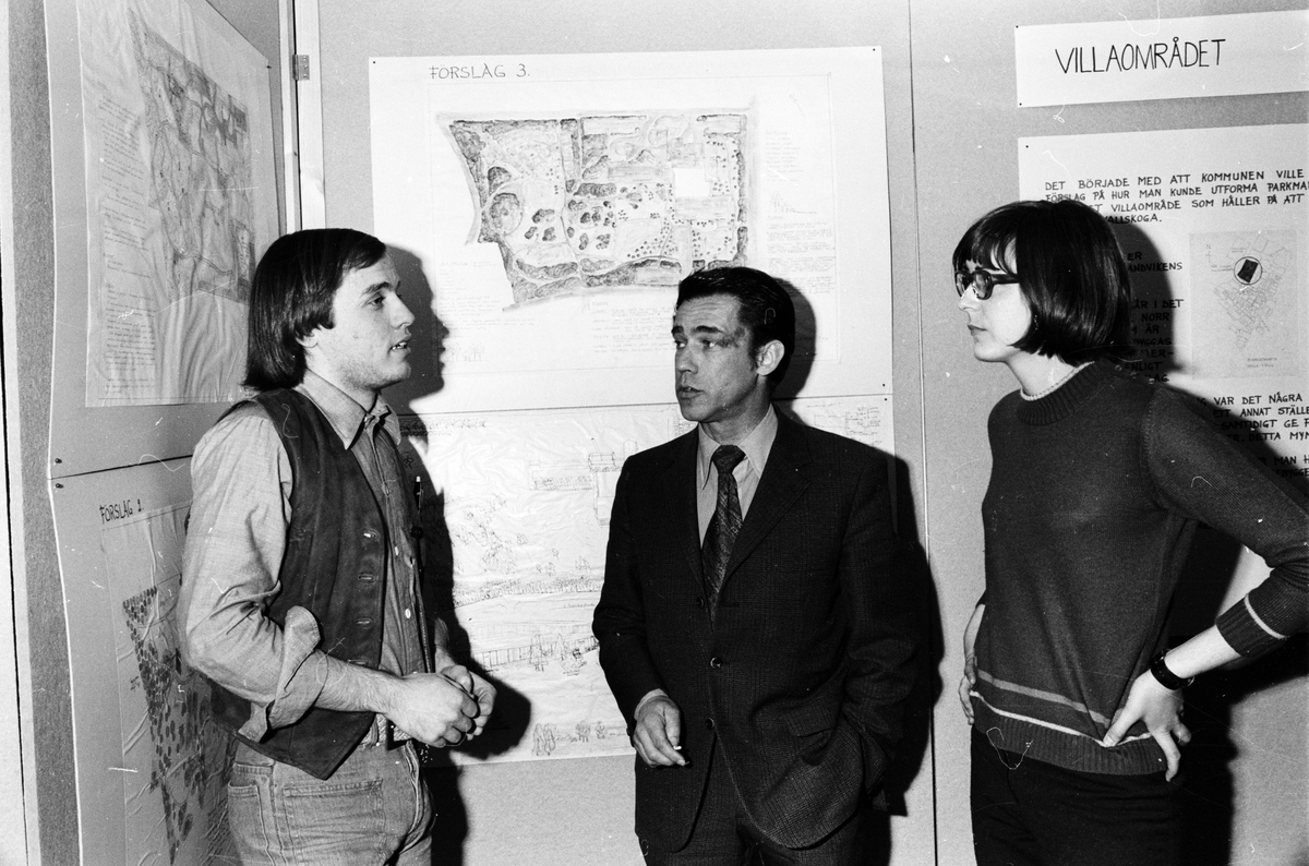 Lundin och Blomqvist redogör för en övningsuppgift gällande förslag till gestaltning av Järnvägsparken för kommunstyrelsens ordförande, Tierp, Uppland 1973