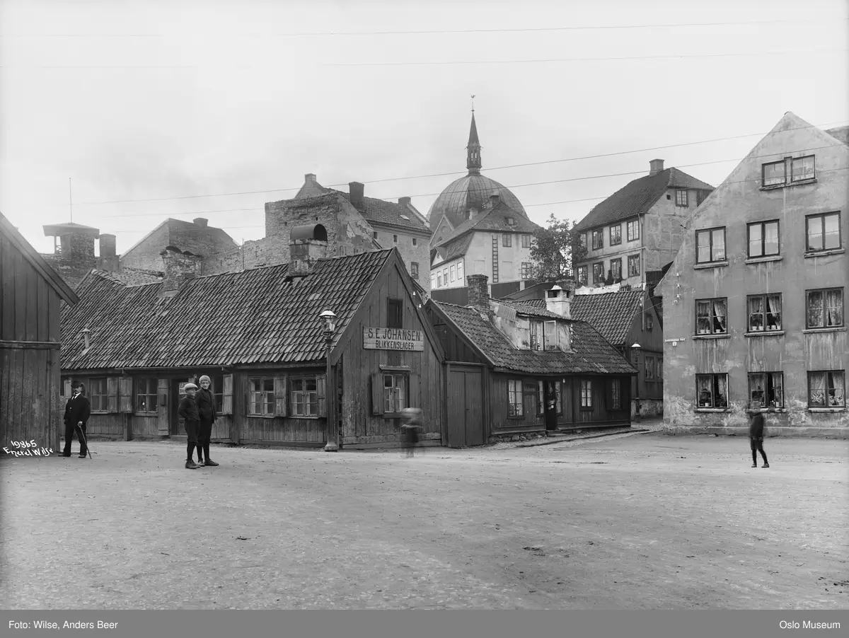 trehusbebyggelse, bygårder, skilt, blikkenslager, gutter, menn, Trefoldighetskirken