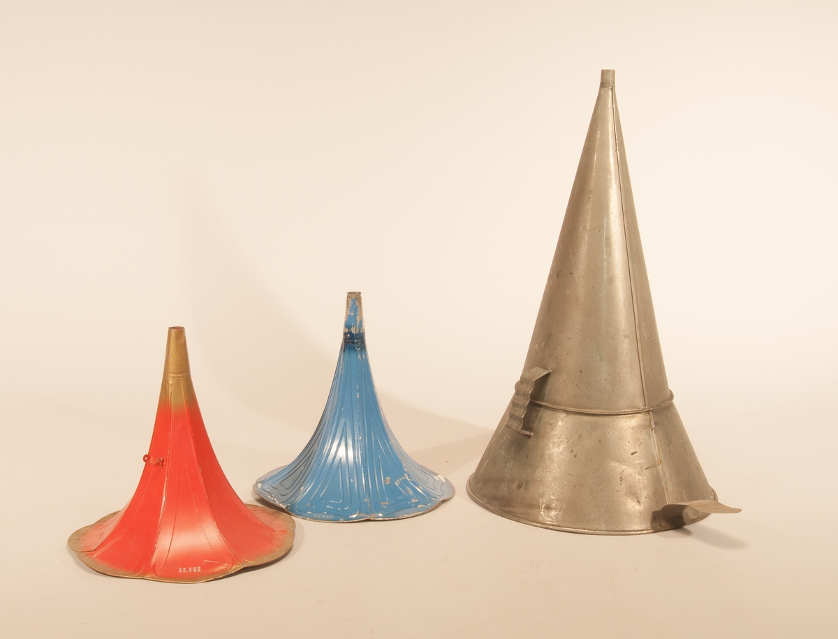 Fonograf med 3 trattar. Märkt: T A Edison, et als. Orange, NJ, USA Ljuddosa Recorder. Grönbetsad. Trattmåtten: den blanka L:535mm, Diam,311mm,B:400mm, Vikt:1,15kg. den röd/guldfärgade, L250mm,Diam:261mm, vikt:0,15kg.
Består av TM32392:1-4