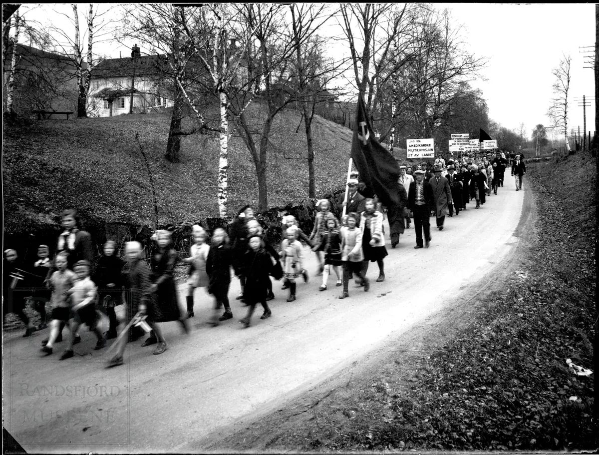 Norges Kommunistiske parti. NKP-demonstrasjonstog 1. mai. Hadeland