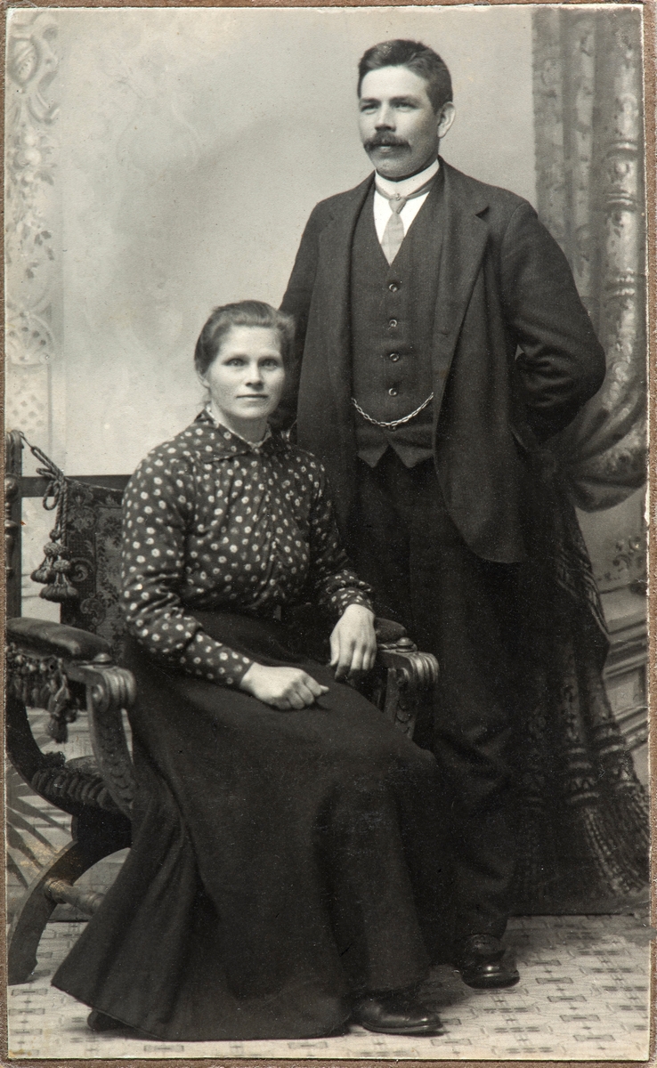 Nille (Syversdatter, f. 1889) og Markus Pedersen (f. 1885), brudebilde 12.09.1908. De bodde på Nybakk, Vallset.