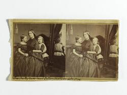 Stereofotografi av Betsy Gude med Sigrid og Ove Gude.



Bak