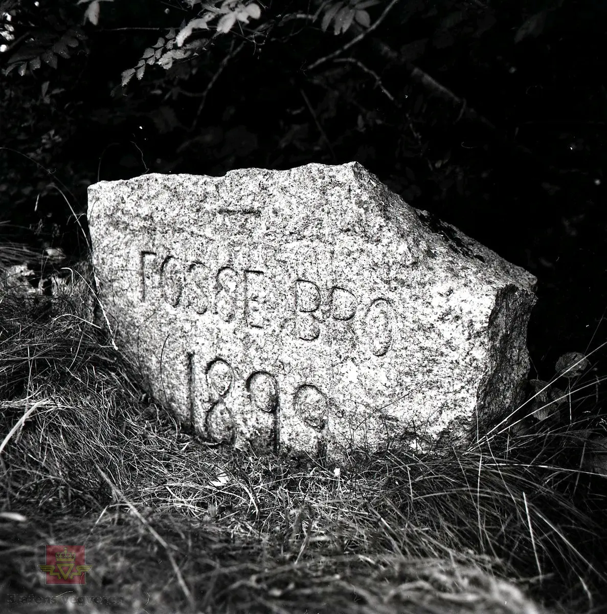 Fosse bru (gammel), Fosse, Time. Steinhvelvbru med hel overmur, hvelv i mørtel, overmur som tørrmur. Byggeår 1898. Lengde 19.0 m. Antall spenn 1. Største spenn 14.0 m. Brutus nr. 11-0675. Ikke trafikkert. Merkestein: Fosse Bro 1899. 
Neg.nr.12.