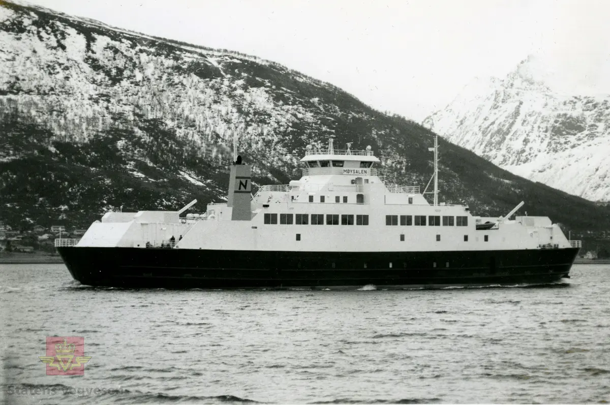 Ferga MF Møysalen døpes på Sortland. Skipper Bjarne Bertinussen og gudmor Sylvi Sandvik Rieber foretar seremonien. 
Bilde 2)  Ferga MF "Møysalen" på vannet.
