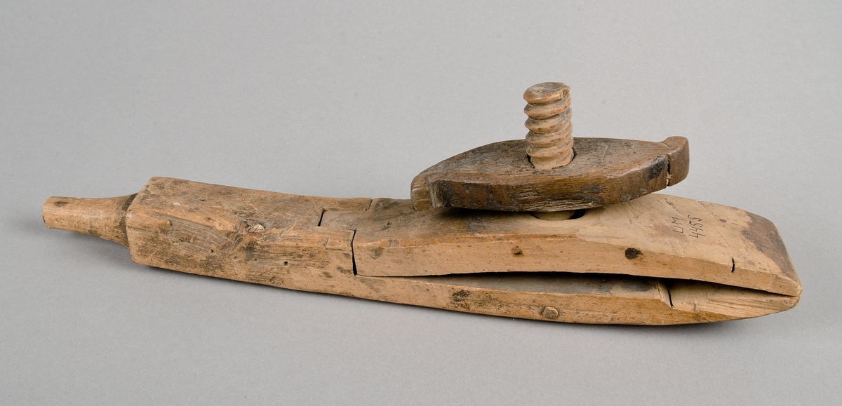 Spannklove av obehandlat trä med inskrift på ena sidan: 1798 JJS.

