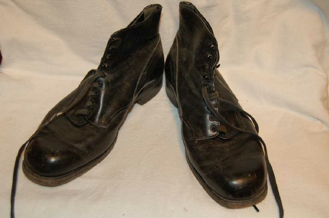 Et par sko av lær. Svarte størrelse 42, merke Viking, Norsk. 