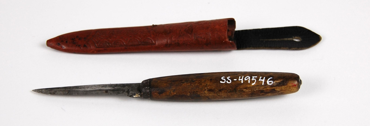 Liten kniv med slire av brunt lær. Sliren har hempe og preget mønster: en krone over et innrammet motiv - kanskje en type firebladrose - over en bord mot spissen av sliren. Knivbladet er slitt. Skaftet er trolig av valbjørk.
