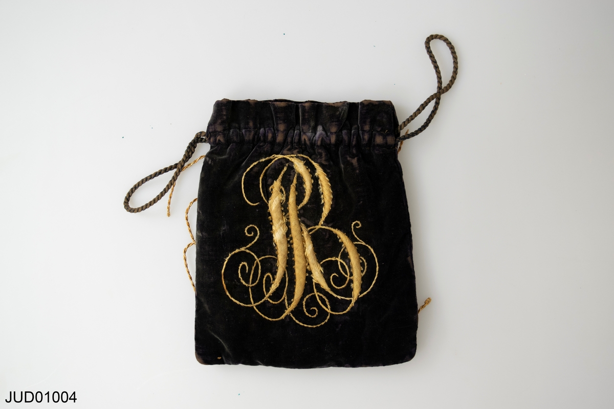 Påse för tefillin med monogram på ena sidan, årtal på den andra.