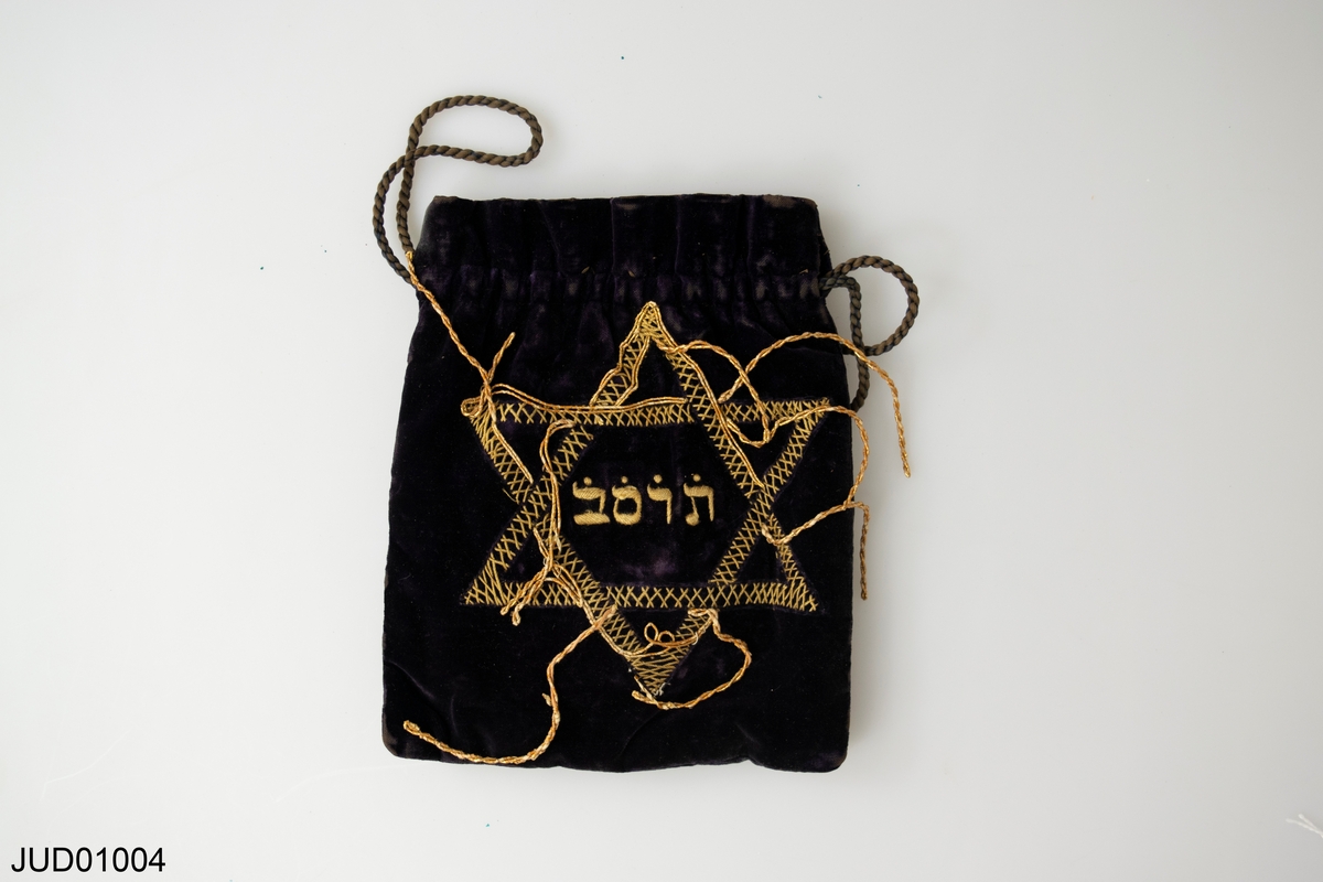 Påse för tefillin med monogram på ena sidan, årtal på den andra.