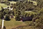 Flygfoto över fastighet Uragården 1 Näsbyholm vid Värnamo Golfklubb i Jönköpings län.