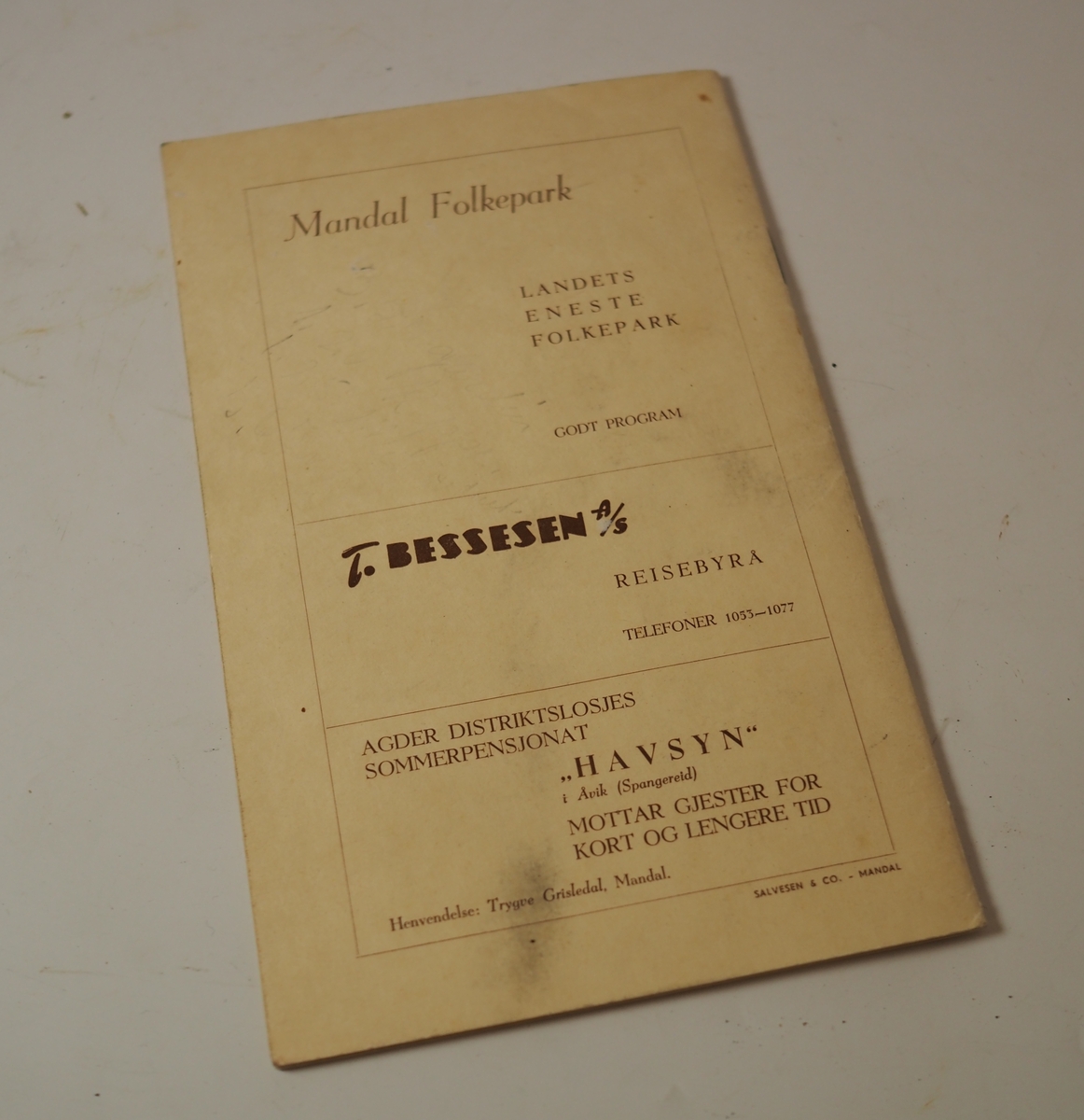 Turisthefte for Mandal by fra 1951. Innholder informasjon om Mandal, kart over byen og annonser for noen av byens bedrifter.