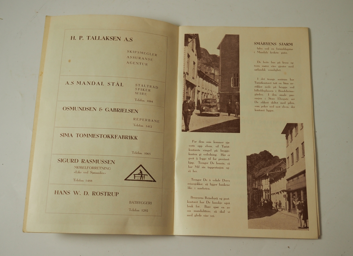 Turisthefte for Mandal by fra 1951. Innholder informasjon om Mandal, kart over byen og annonser for noen av byens bedrifter.