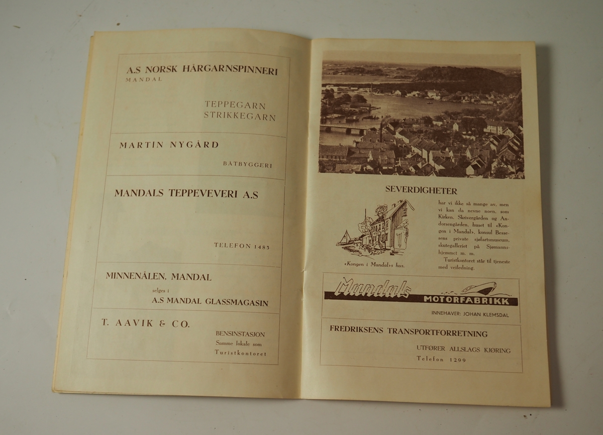 Turisthefte for Mandal by fra 1951. Innholder informasjon om Mandal, kart over byen og annonser for noen av byens bedrifter.