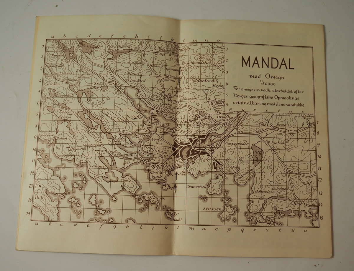 Turisthefte for Mandal by fra 1951. Innholder informasjon om Mandal, kart over byen og annonser for noen av byens bedrifter.