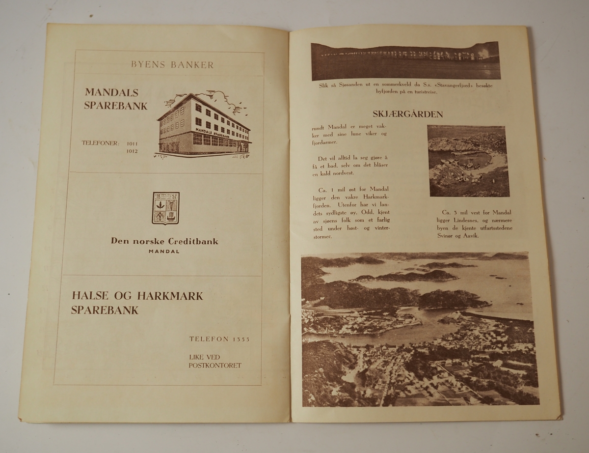 Turisthefte for Mandal by fra 1951. Innholder informasjon om Mandal, kart over byen og annonser for noen av byens bedrifter.