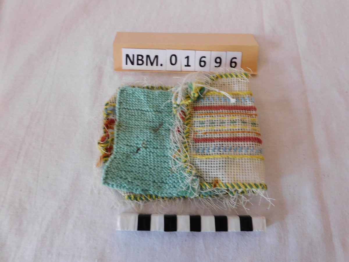 Brettet rektangel.
Dekor: Diverse broderiteknikker i borderekker.