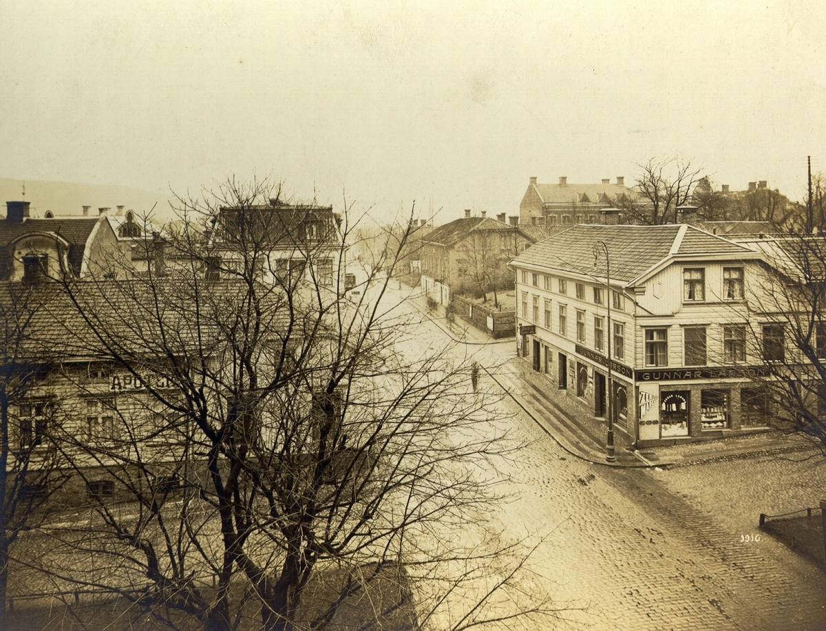 Österlånggatan norrut taget från Stadshotellet år 1916.