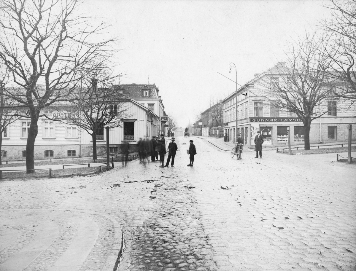 Österlånggatan norrut från Yxhammarsgatan med kvarteret Askulapius t.v. år 1917.