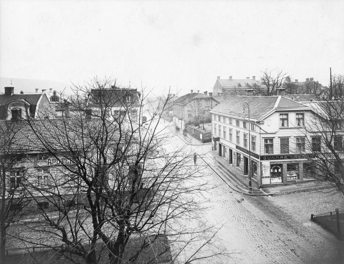 Österlånggatan norrut taget från Stadshotellet år 1916.