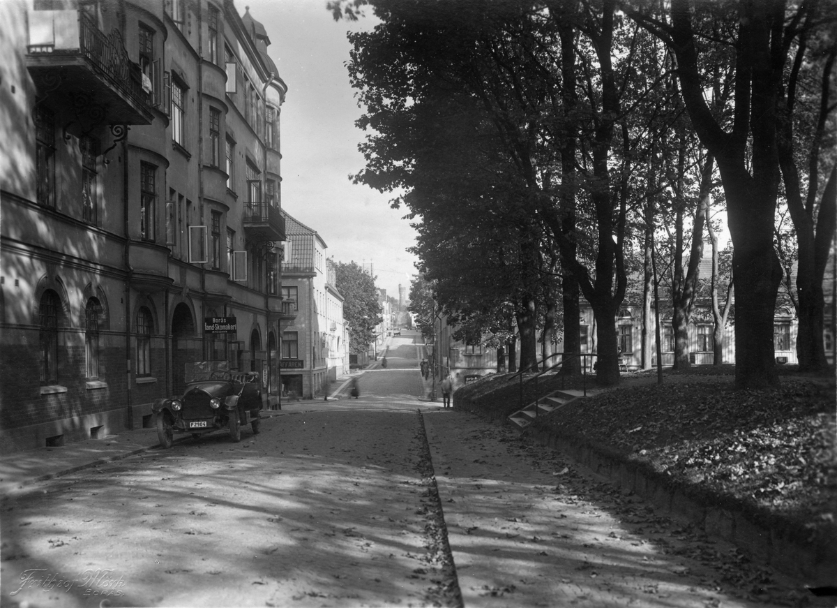 Skolgatan mot öster med kvarteret Caron t.v. år 1924.