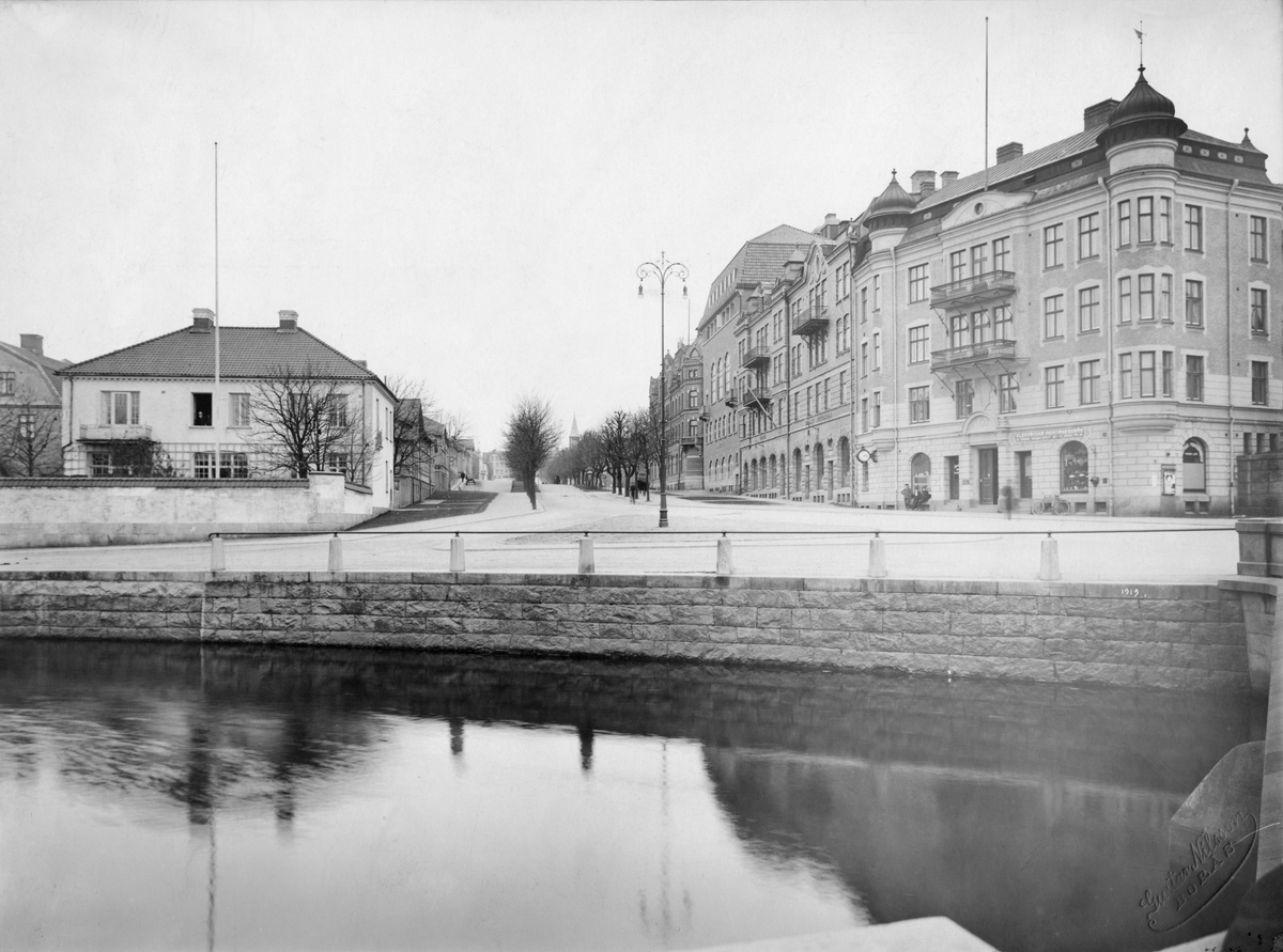 Nybroplan med Yxhammarsgatan österut och med kvarteret Askulapius t.v. år 1919.