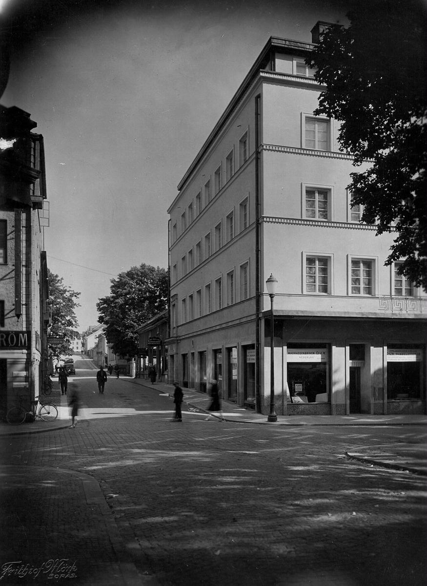 Skolgatan korsar Österlånggatan. Kv. Karon till höger.