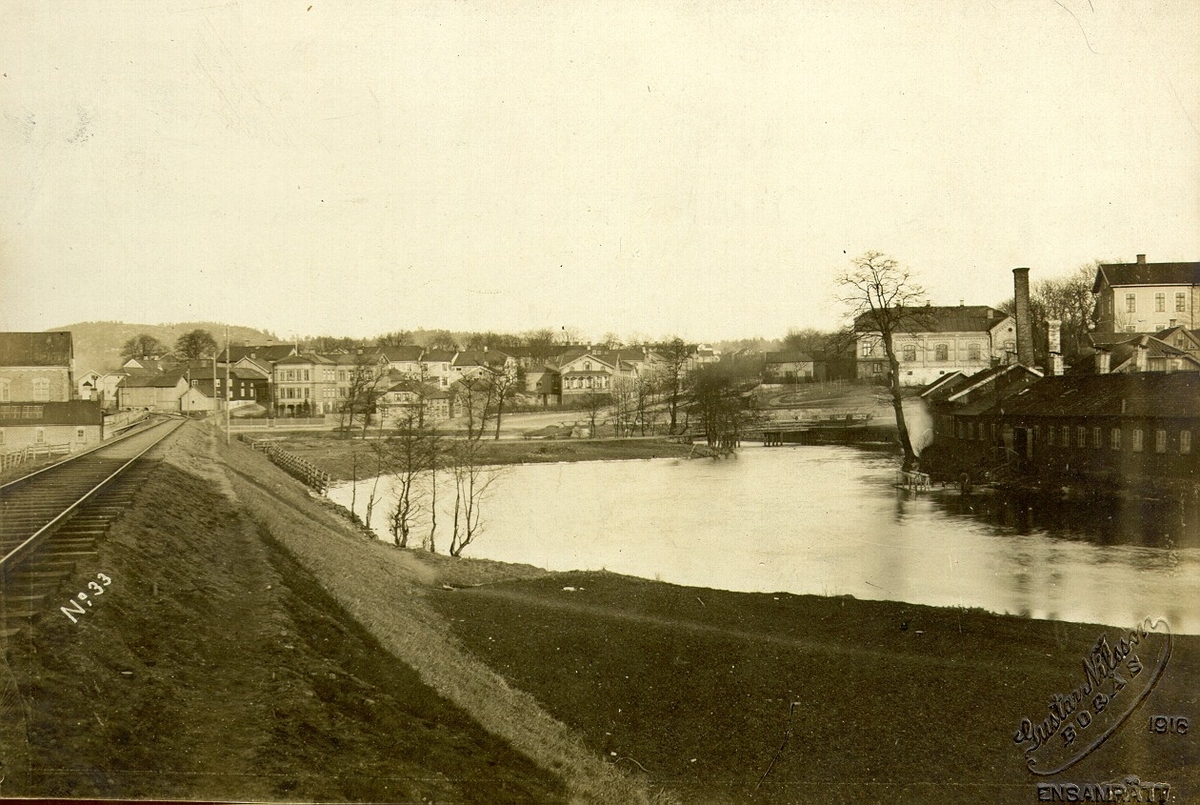 Från Borås Nedre Station mot öster med Swarz Berglunds färgeri t.h. år 1881.