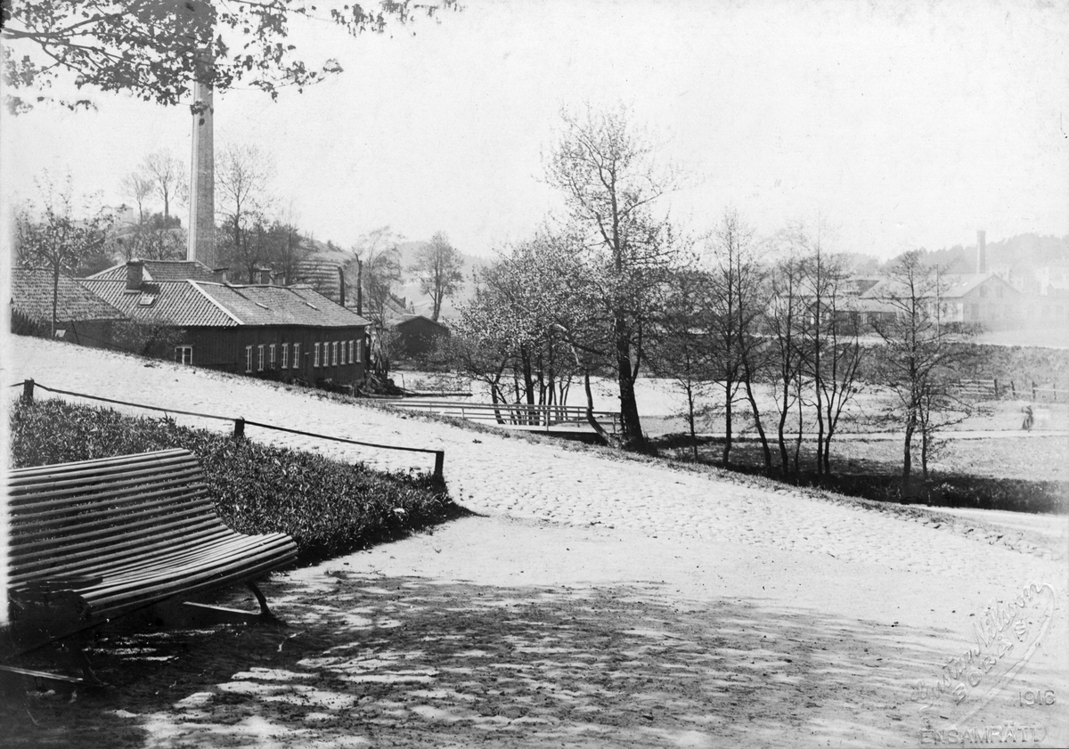 Parti kring Sockenstugan med Linds Färgeri t.v. år 1891.