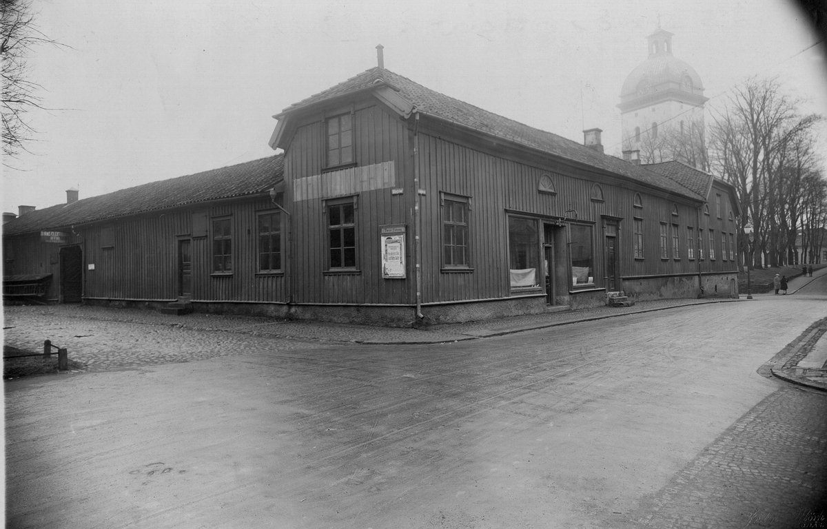 Skolgatan från Allégatan mot väst och med kvarteret Charon år 1928. Gamla Posten.