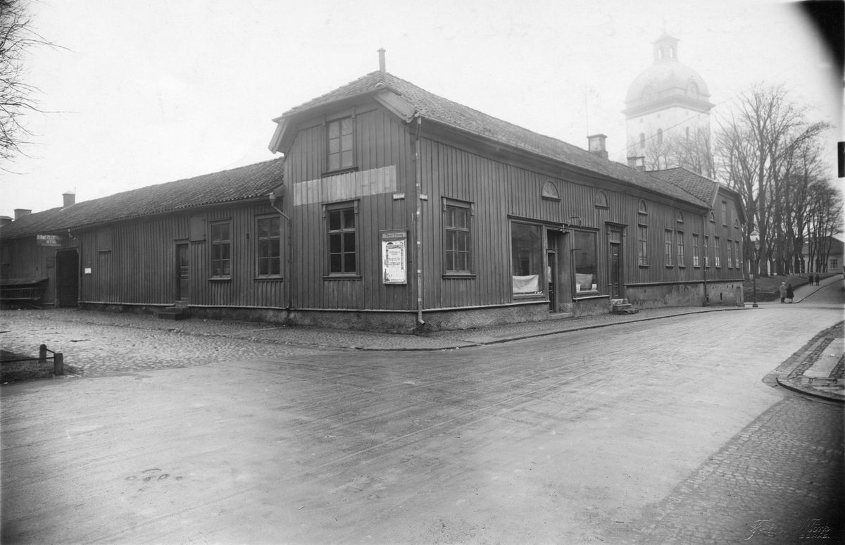 Skolgatan från Allégatan mot väst och med kvarteret Charon år 1928. Gamla Posten.