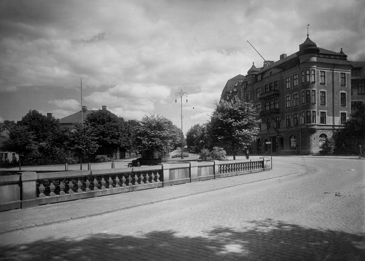 Yxhammarsgatan från Nybron med Borås Tidning i kvarteret Bachus t.h. år 1927.