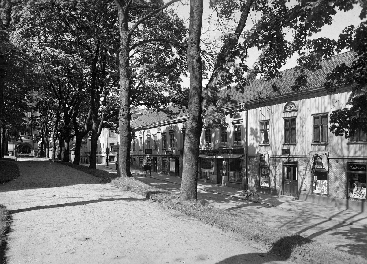 Österlånggatan mot norr mellan Carolikyrkan och kvarteret Charon år 1925.