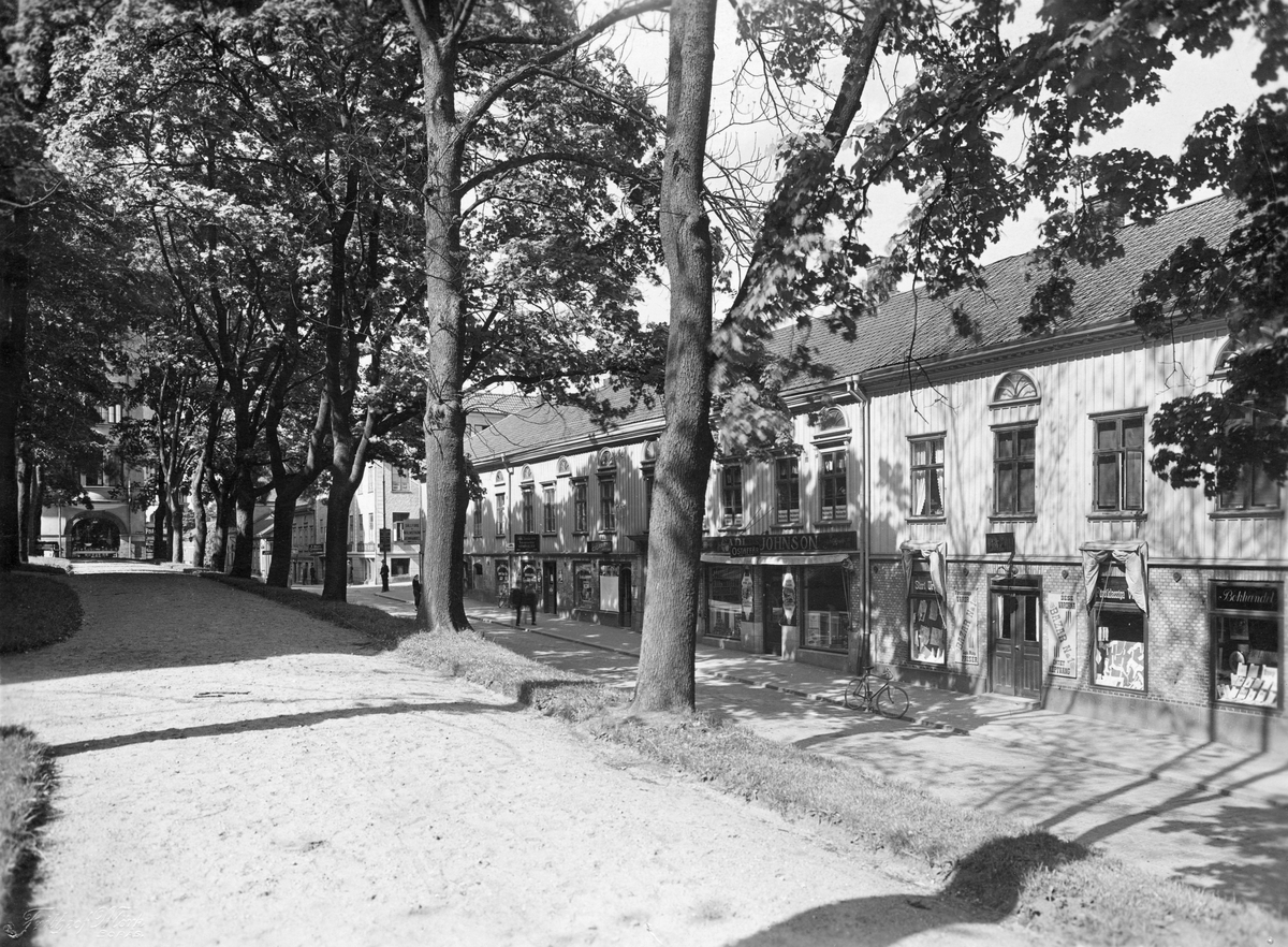 Österlånggatan mot norr mellan Carolikyrkan och kvarteret Charon år 1925.