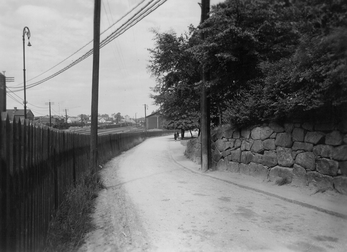 Olovsholmsgatan "Kärleksstigen" mot norr med Trädgårdsterassen tillhörande Olofsholm år 1926.