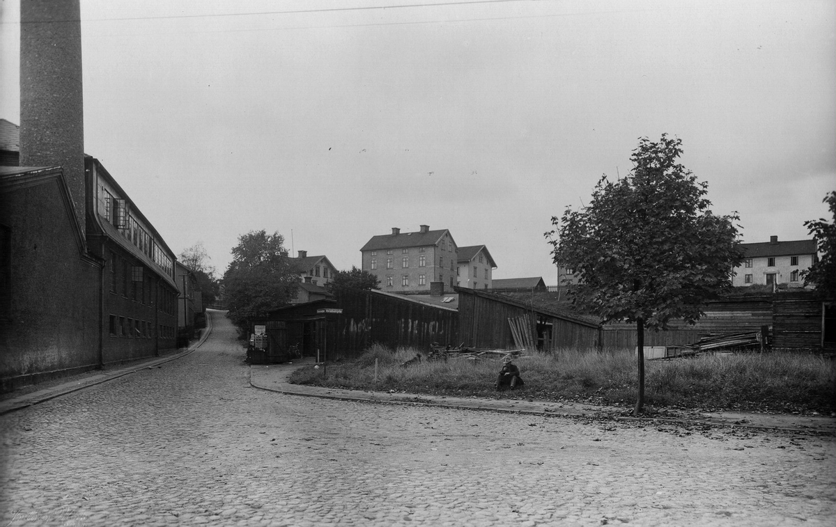 Mariestrandsgatan mot sydväst år 1930.
Husen i bakgrunden ligger på stadsdelen Landala. Backen benämnd i folkmun för "Ullatrålia" Ulltråds-liden!