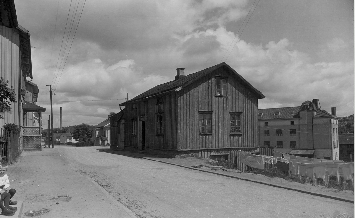 Norrby Långgata med kvarteret Husaren t.v. år 1924.