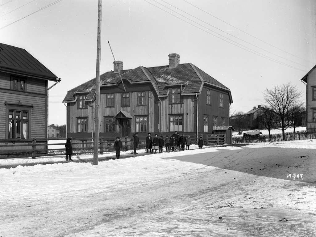 Arbetsstugan i Borås. Östra hörnet på kvarteret Vargen. Järnvägsgatan. Borås första barndagis.