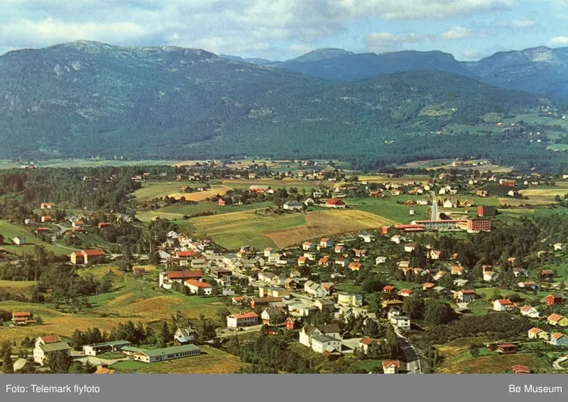 Flyfoto av Bø sentrum mot Lifjell, tatt frå sør, 1970