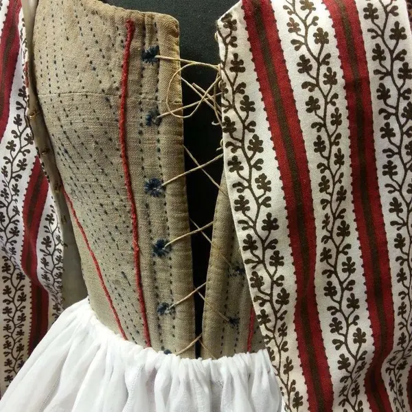 Snøreliv og trøye til rekonstruert bunad